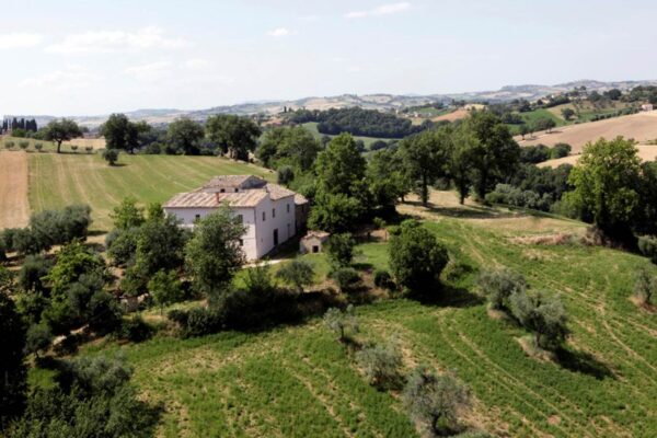 Casale panoramico in mattoni e pietra  a Castelleone di Suasa- Rif. CDR 274