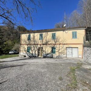 Casale da ristrutturare in vendita nelle Marche, Urbino- Rif. CR310