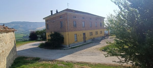 Casale da ristrutturare a Sassocorvaro Auditore - Rif. CDR210