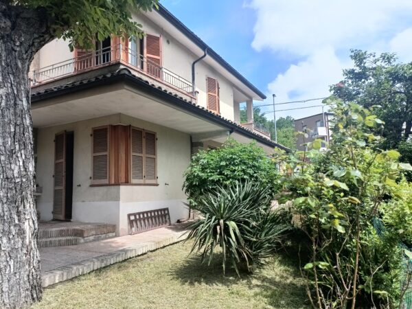 Villa indipendente su due piani con grande giardino - Rif. A152