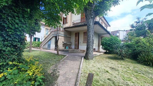 Villa indipendente su due piani con grande giardino - Rif. A152 - immagine 2