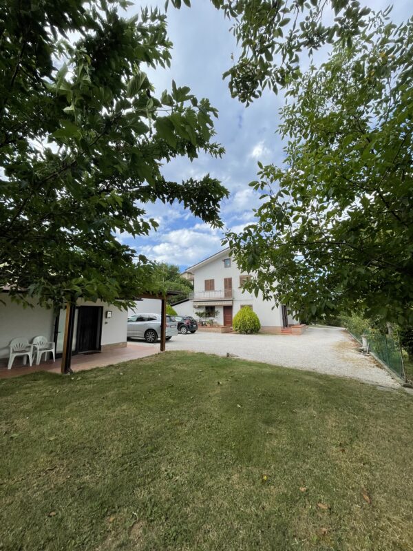 Casale con terreno, dependance, fienile nelle Marche - Rif. CR355