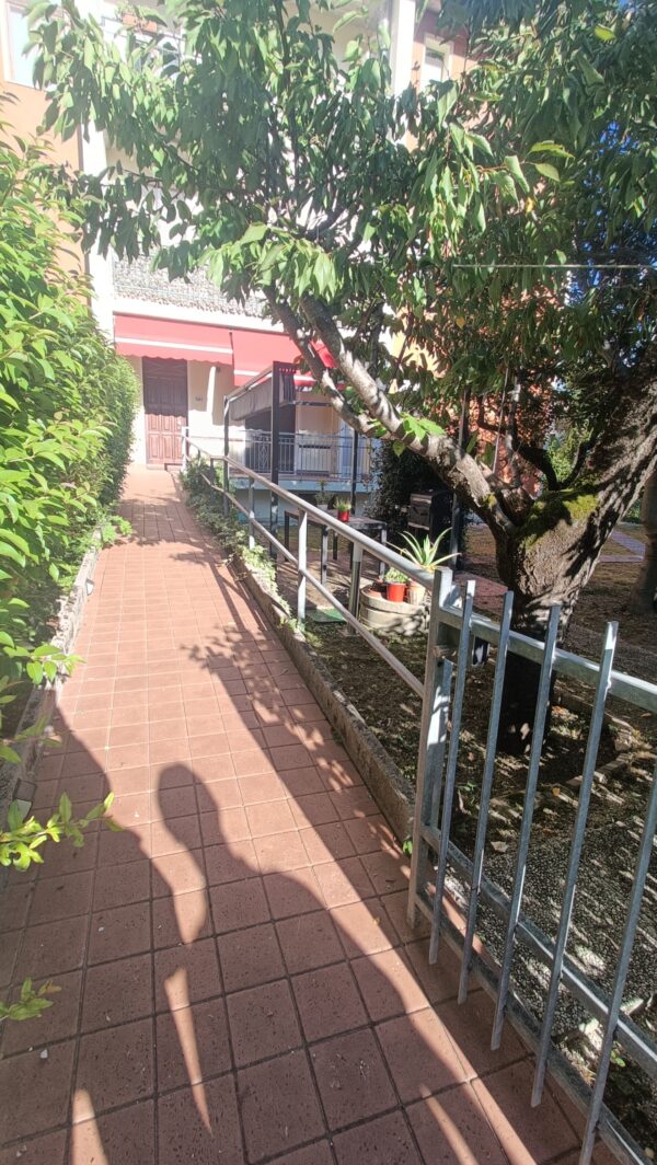 Appartamento piano terra con ampio giardino e garage  -Rif. A143 - immagine 26