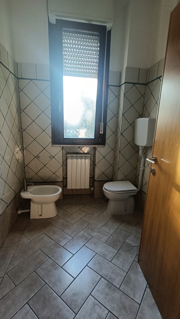 Appartamento piano terra con ampio giardino e garage  -Rif. A143 - immagine 14
