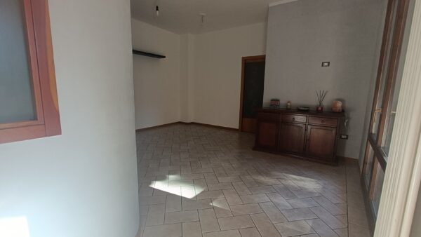 Appartamento piano terra con ampio giardino e garage  -Rif. A143 - immagine 4