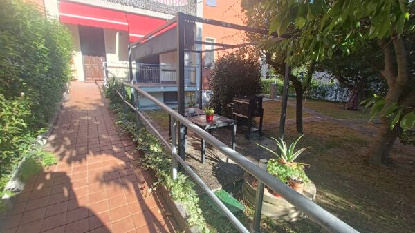Appartamento piano terra con ampio giardino e garage  -Rif. A143