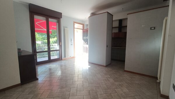 Appartamento piano terra con ampio giardino e garage  -Rif. A143 - immagine 2