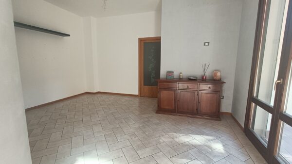 Appartamento piano terra con ampio giardino e garage  -Rif. A143 - immagine 3