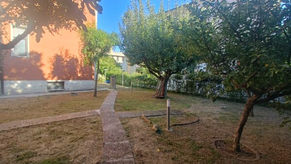 Appartamento piano terra con ampio giardino e garage  -Rif. A143 - immagine 28