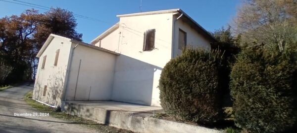 Casale a Urbino con giardino e vista sul Monte Pietralata   - Rif. CR307 - immagine 4