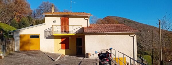Casale a Urbino con giardino e vista sul Monte Pietralata   - Rif. CR307