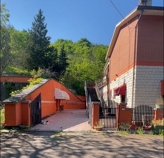 Ex ristorante storico con ampio parcheggio, un appartamento e 2,5ettari - Rif. CR333 - immagine 3