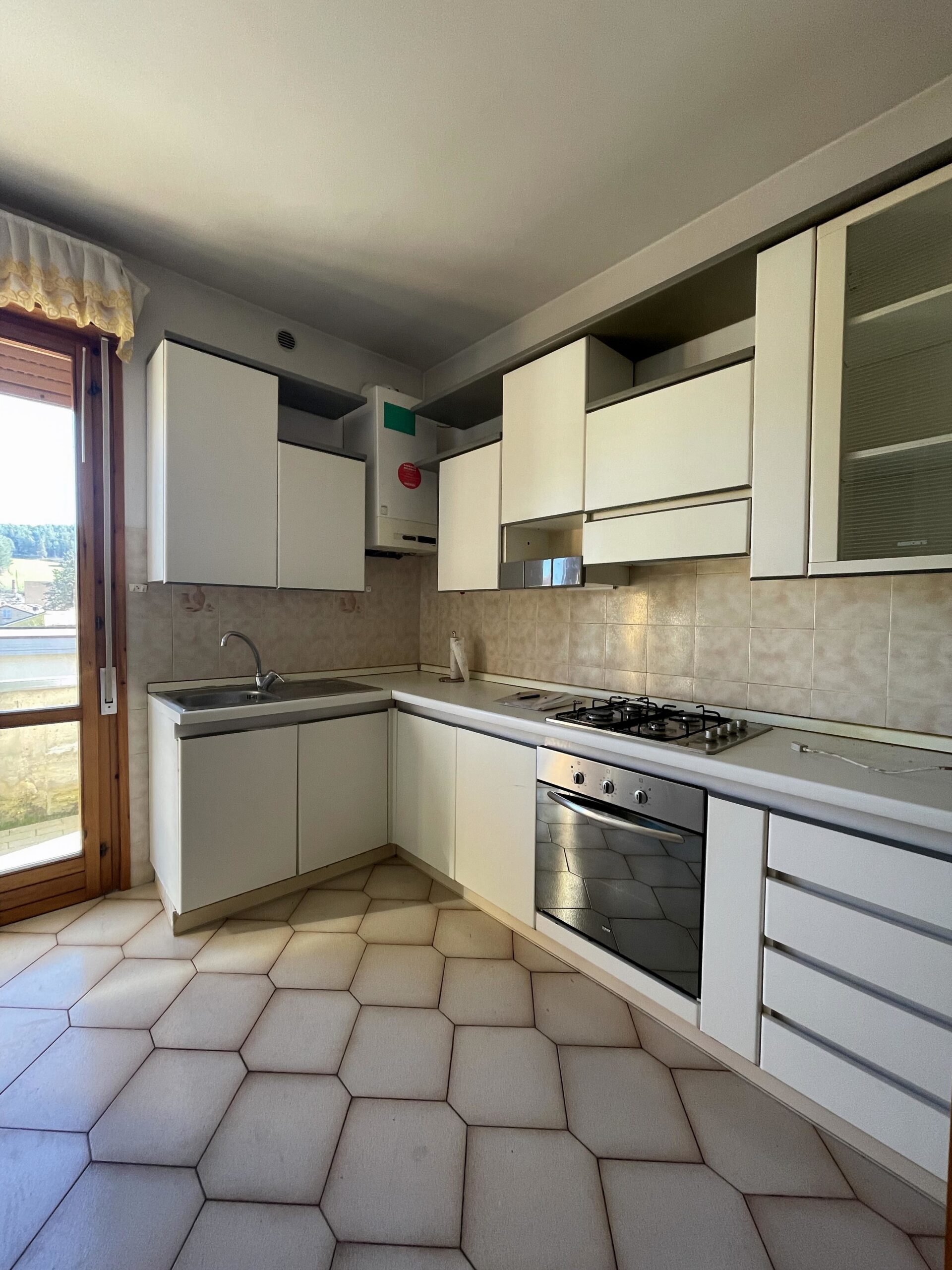 Appartamento a Fermignano: 3 camere, 2 bagni, mansarda e garage - Rif. A127 - immagine 12