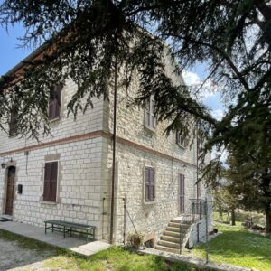 Villa indipendente in pietra Fossombrone con 1000 mq di giardino - Rif.CR387