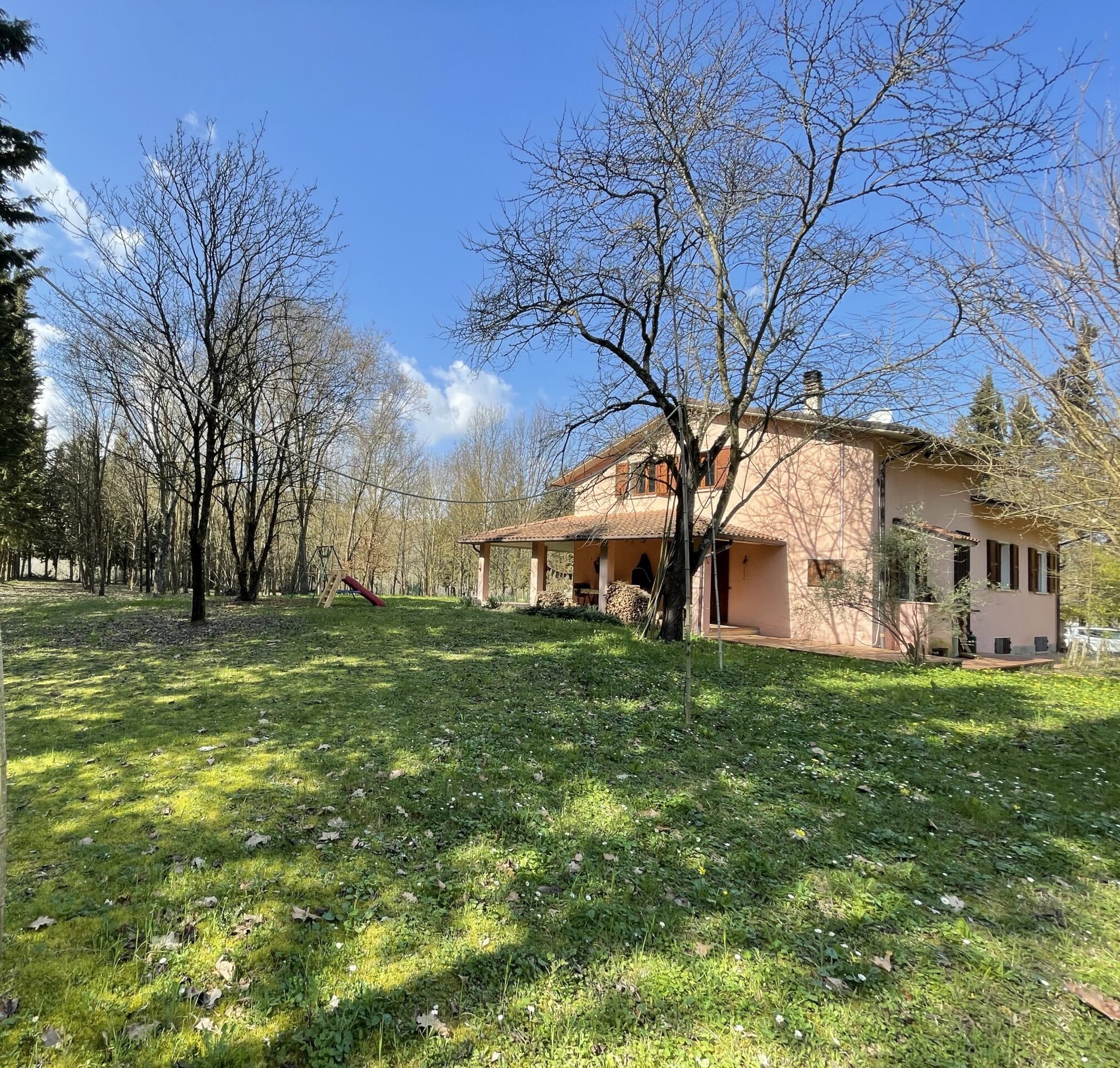 Villa indipendente a Fossombrone con 35.000 mq di bosco e uliveti - Rif.A102