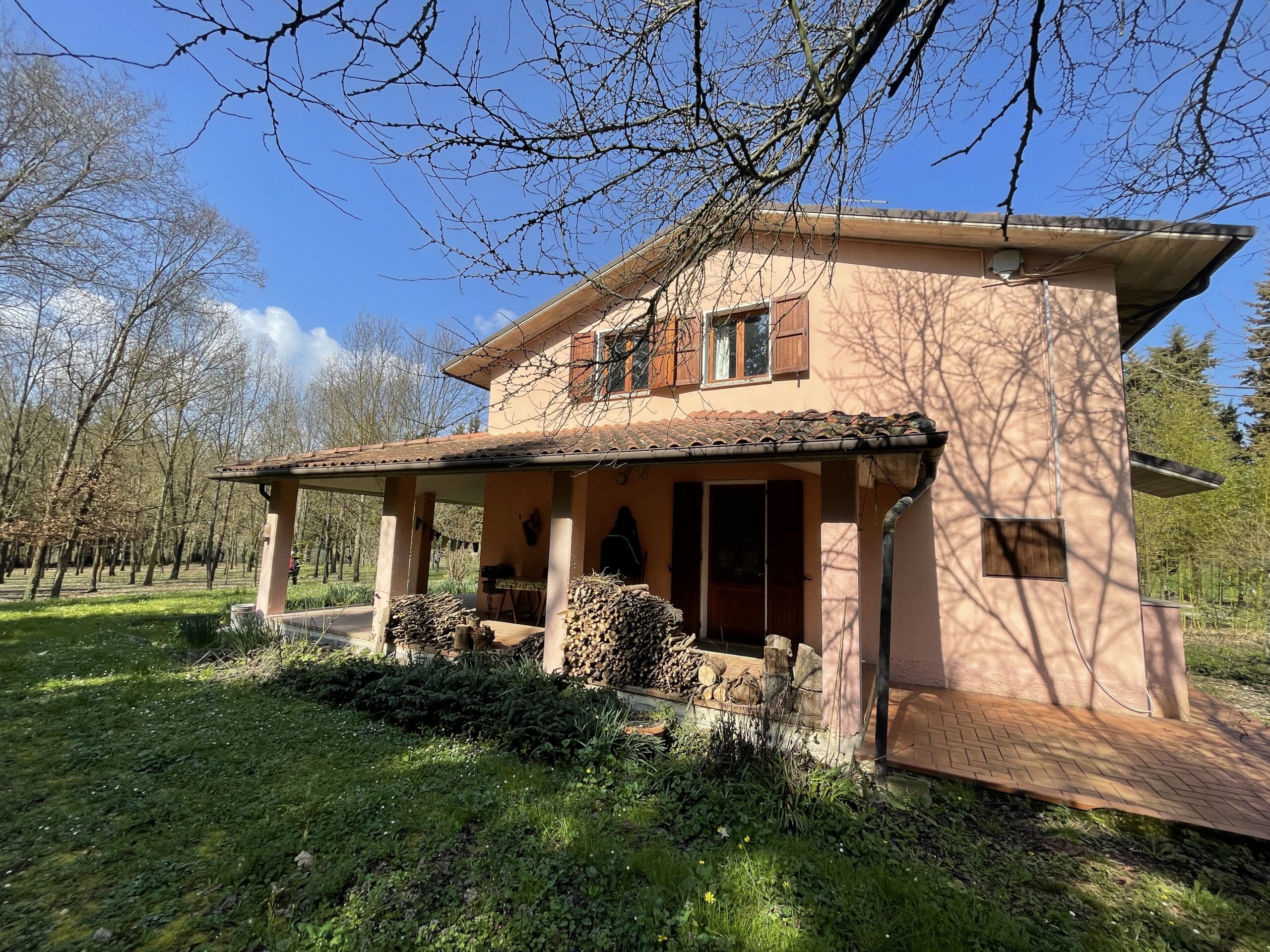 Villa indipendente a Fossombrone con 35.000 mq di bosco e uliveti - Rif.A102 - immagine 2