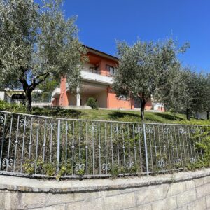 Villa indipendente con 200 mq. di scoperto a Peglio (PU)- Rif.CR306