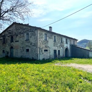 Casale da ristrutturare in pietra con 1950 mq. di giardino - Rif. CDR244