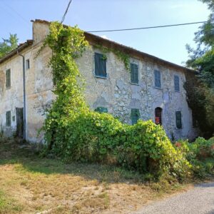 Casale da ristrutturare in pietra con tre alloggi a Fermignano centro - Rif. CDR289
