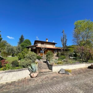 Villa indipendente a Fermignano: Stile Rustico con Parco di 2300 mq. in Zona elegante e residenziale - Rif.V455
