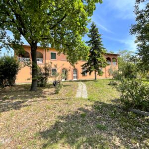 Casale in Vendita a Tavullia Vicino al Mare con Ampio Giardino - Rif. V466