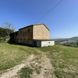 Casale da ristrutturare a Isola del Piano con 8136mq di verde e vista aperta- Rif. CDR222