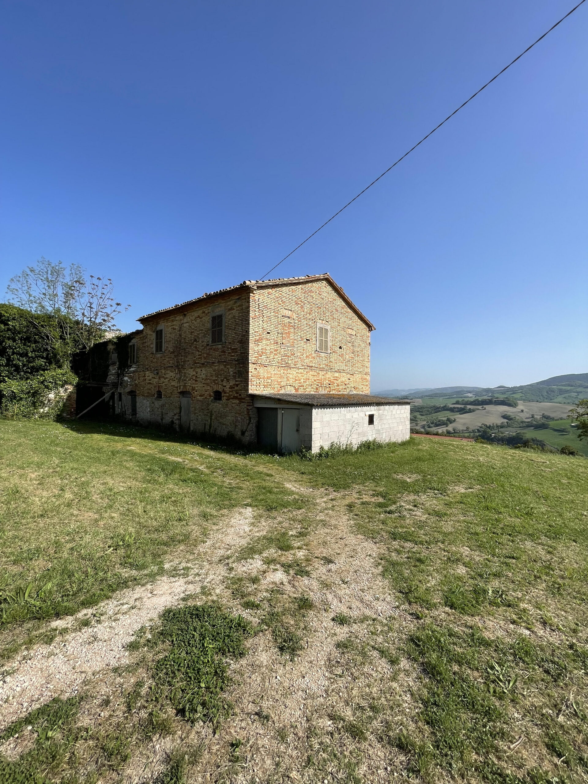 Casale da ristrutturare a Isola del Piano con 8136mq di verde e vista aperta- Rif. CDR222