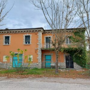Palazzina da Ristrutturare con Parco Privato ad Acqualagna – Rif. V405