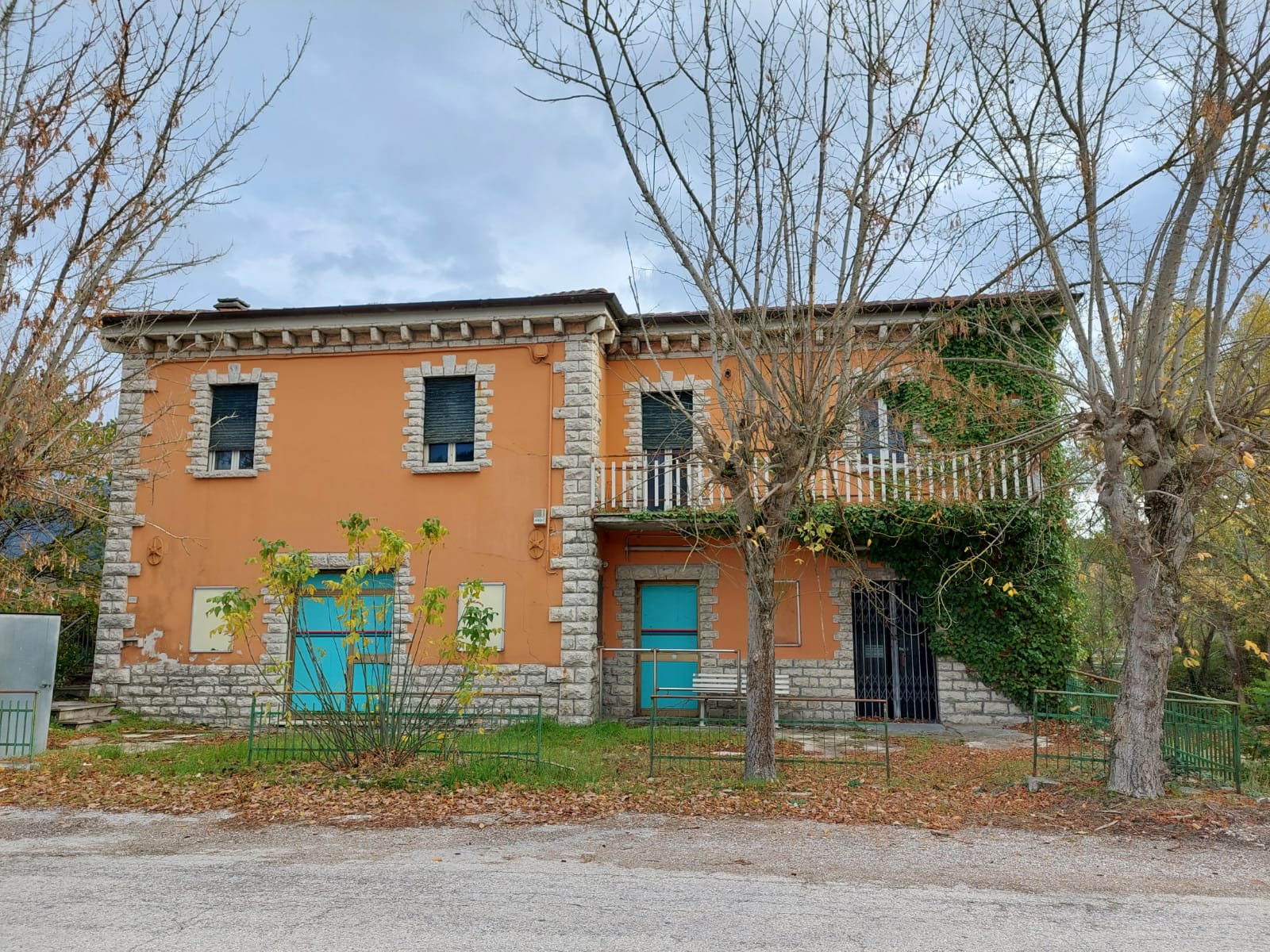 Palazzina da Ristrutturare con Parco Privato ad Acqualagna – Rif. V405