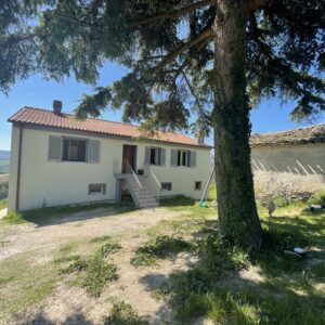 Casale Ristrutturato A4 con 9 ettari di terreno a Vallefoglia - Rif. CR373