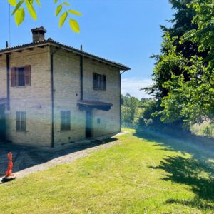 Porzione di Casale Cielo-Terra a Urbino con 3000 mq. di Terreno - Rif. V487