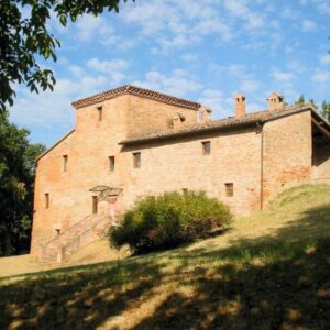 Antico Casale di Pregio con 8 ettari di terreno a Urbino, Montefeltro - Rif. CR371
