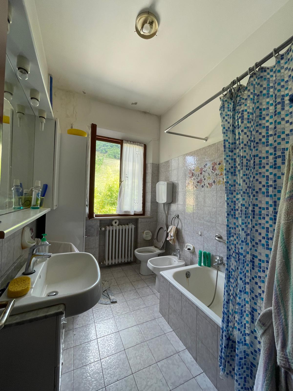 Casa Indipendente a Fermignano con 3 Appartamenti e Scoperto - Rif. V489 - immagine 12