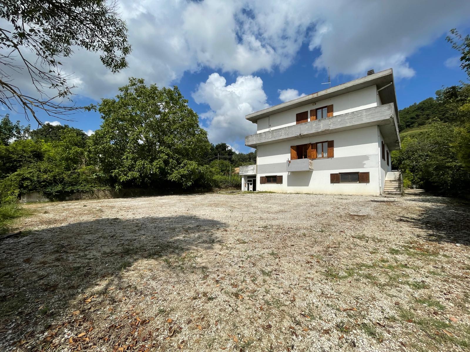 casa indipendente con giardino in vendita a fermignano esterno