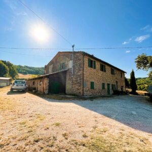 Casale in Vendita a Urbania con 4 Ettari di Terreno - Rif. CR374