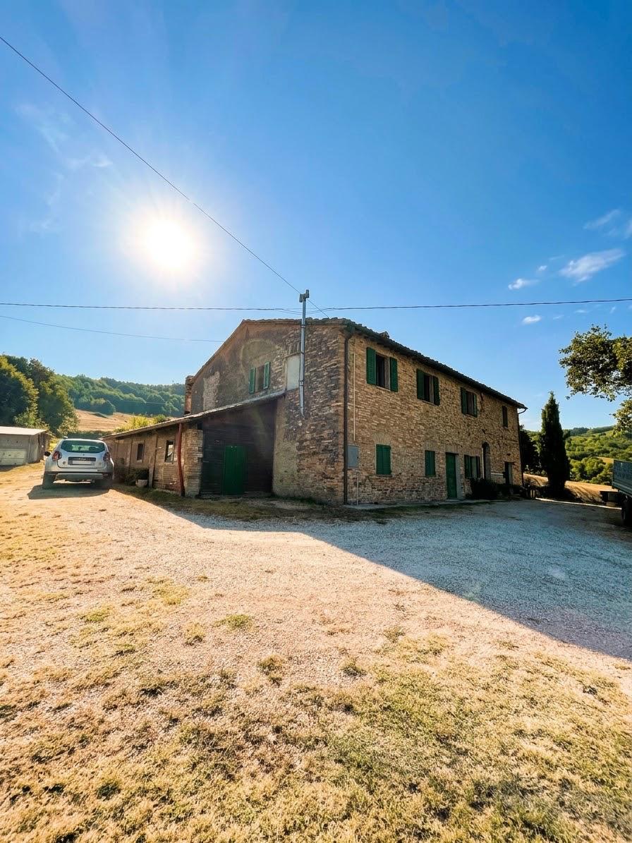 Casale in Vendita a Urbania con 4 Ettari di Terreno - Rif. CR374