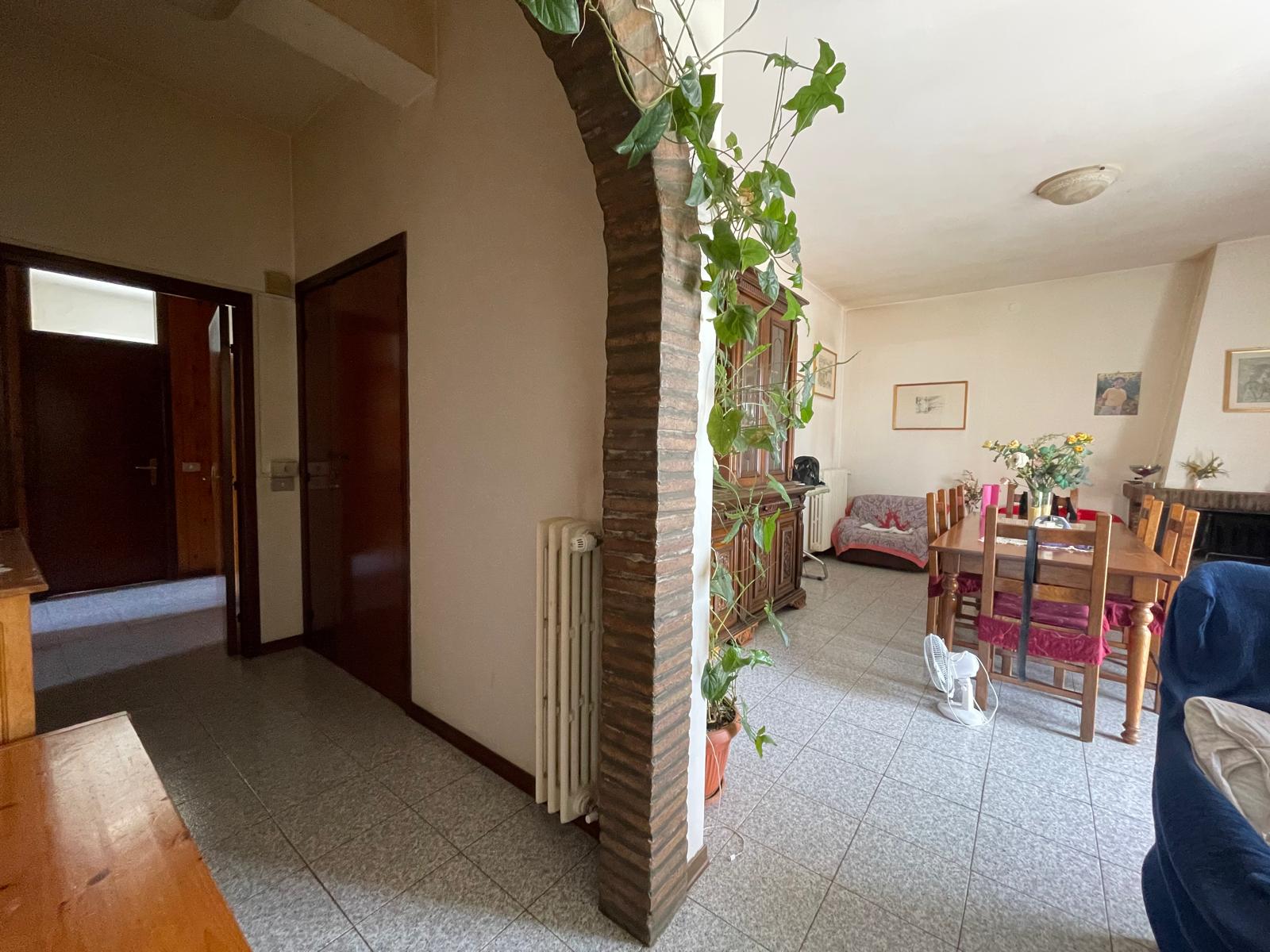 Casa Indipendente a Fermignano con 3 Appartamenti e Scoperto - Rif. V489 - immagine 2
