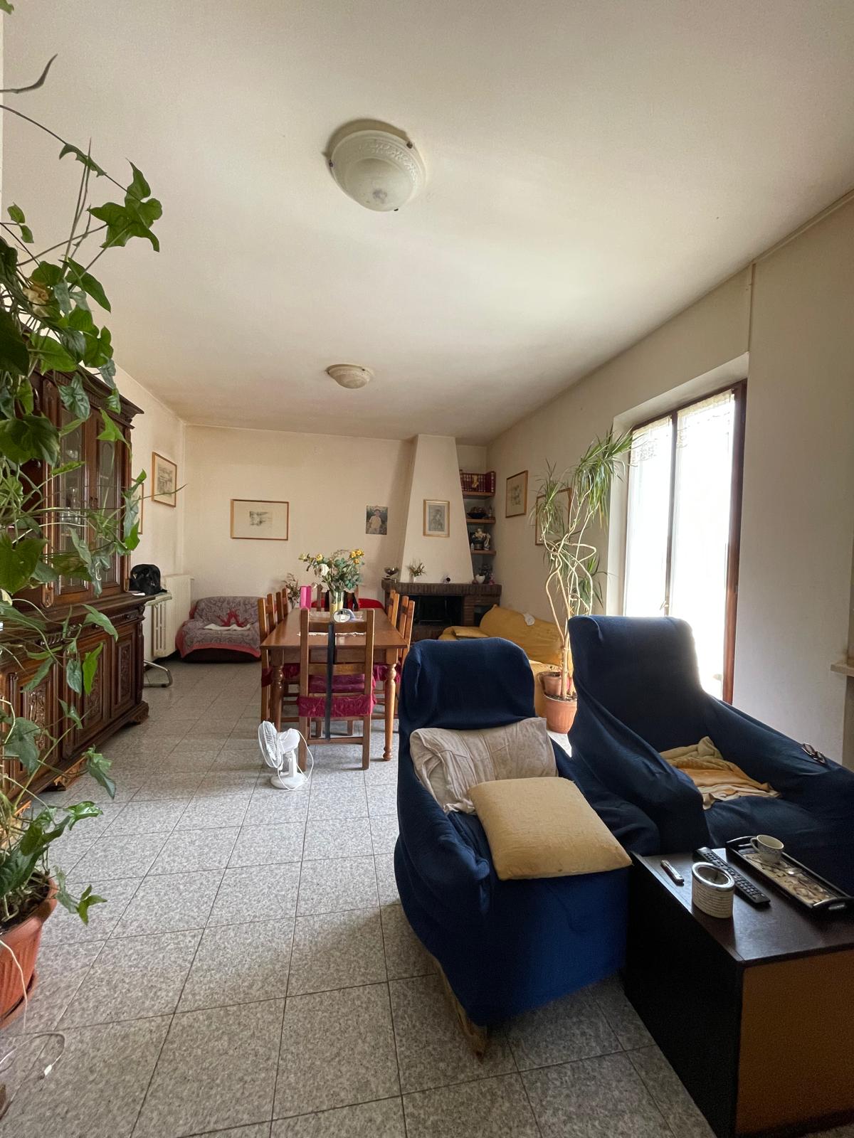 Casa Indipendente a Fermignano con 3 Appartamenti e Scoperto - Rif. V489 - immagine 3