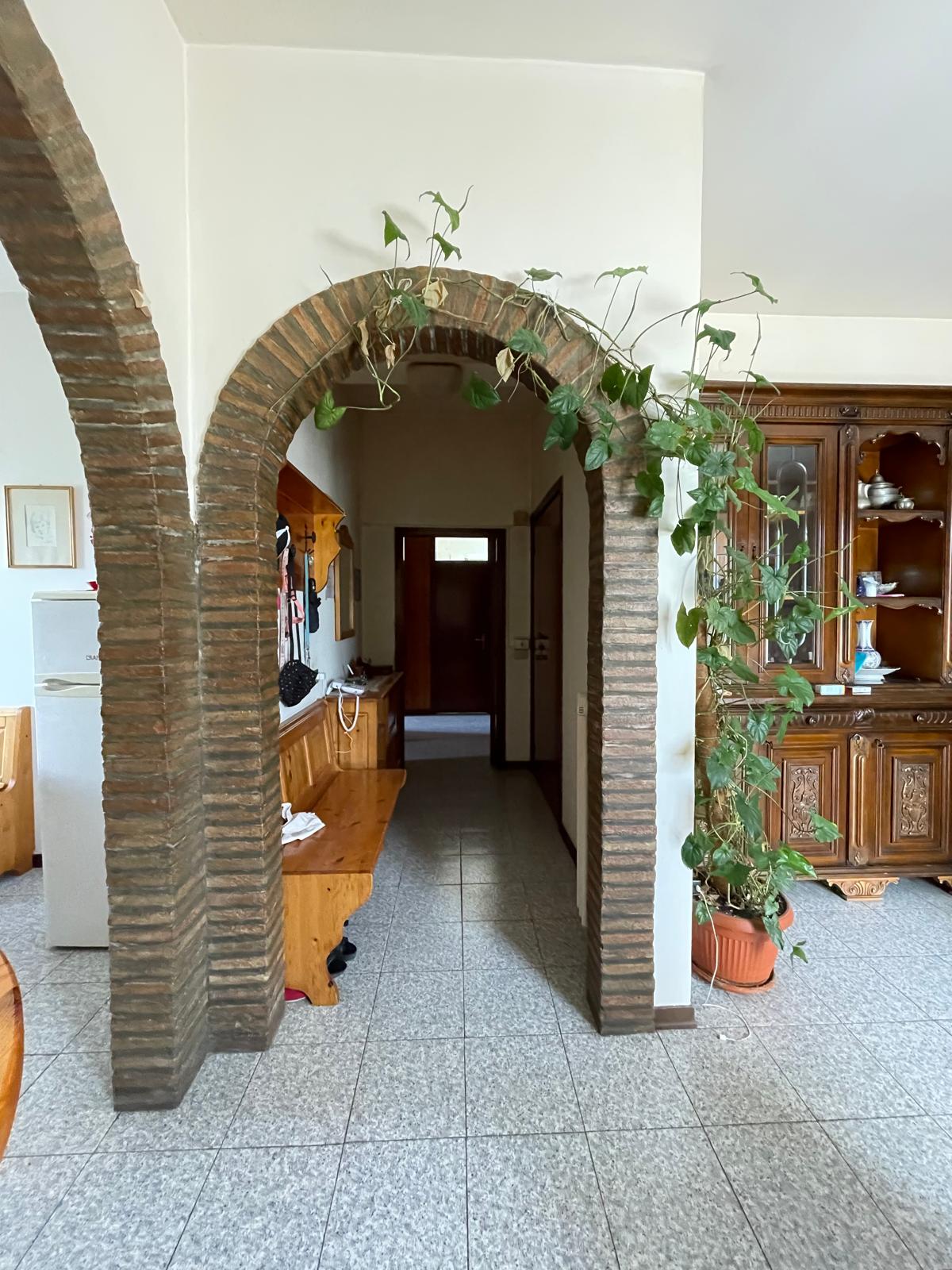Casa Indipendente a Fermignano con 3 Appartamenti e Scoperto - Rif. V489 - immagine 4