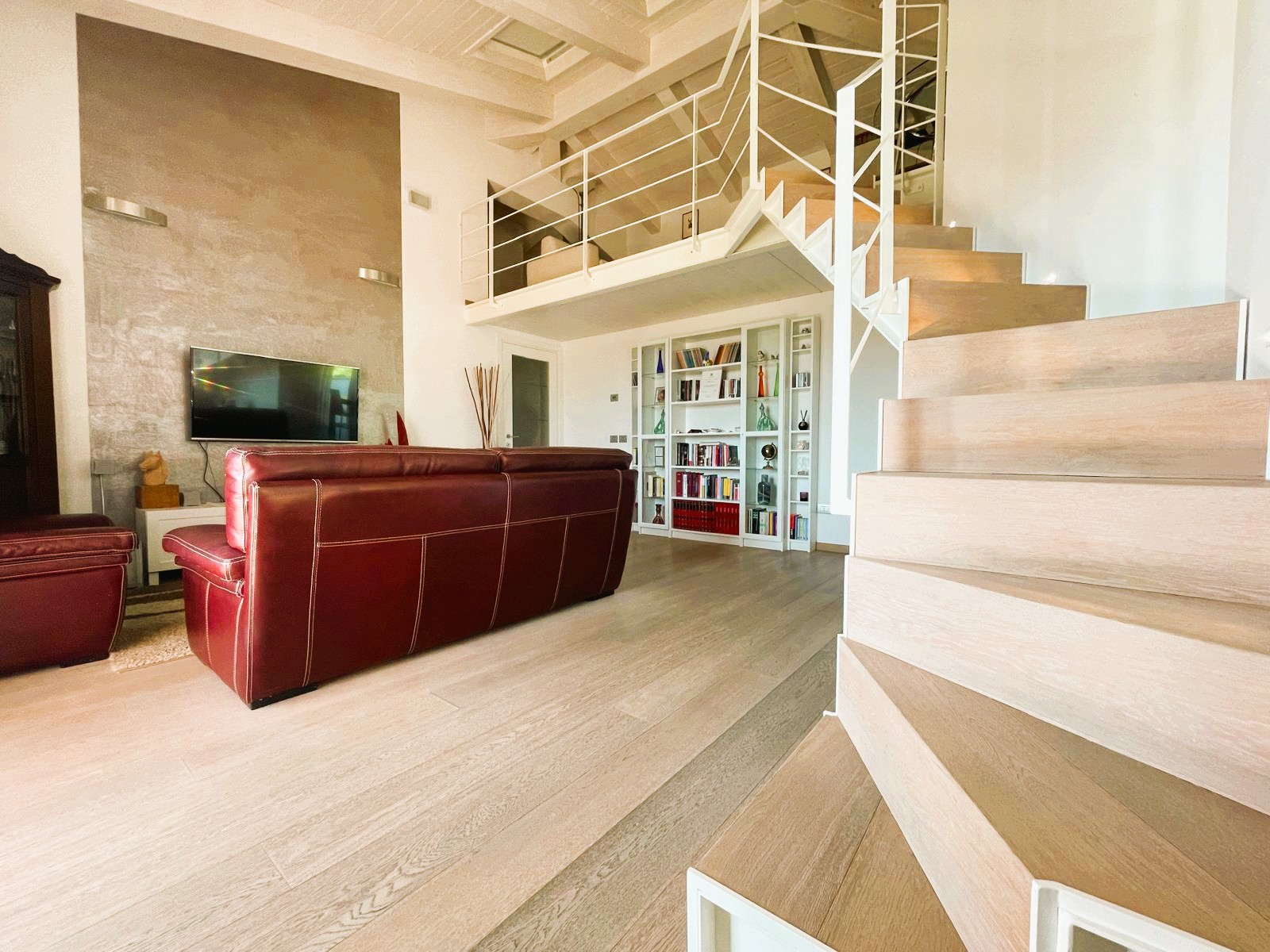 Porzione di Villa Bifamiliare in Vendita a Fermignano: Appartamento di 240 mq Super Accessoriato in Centro - Rif. V432